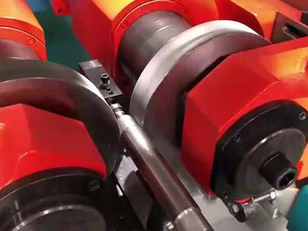 臺灣原裝數滾絲機，精密度高。半月型滾輪